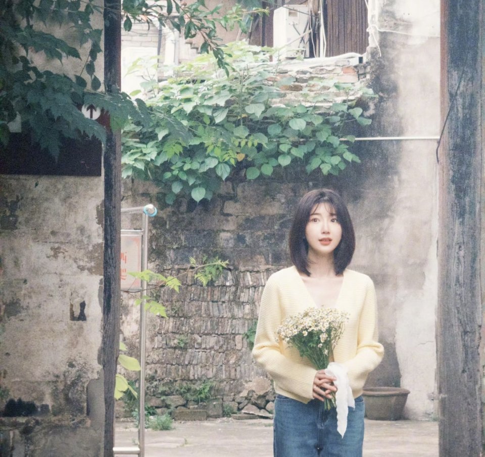 毛晓彤星星摇好甜毛晓彤跳星星摇时的甜真的太戳人了！她眉眼弯弯的笑容极具感染力，配