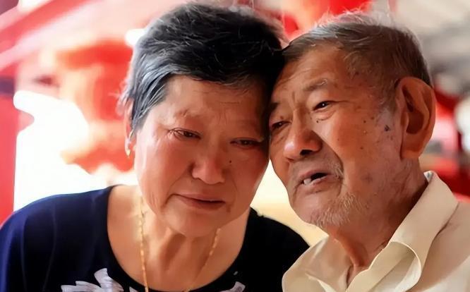 2012年，102岁台湾老兵，耗时66年，终于找到亲生女儿。谁料，一见面，女儿伸