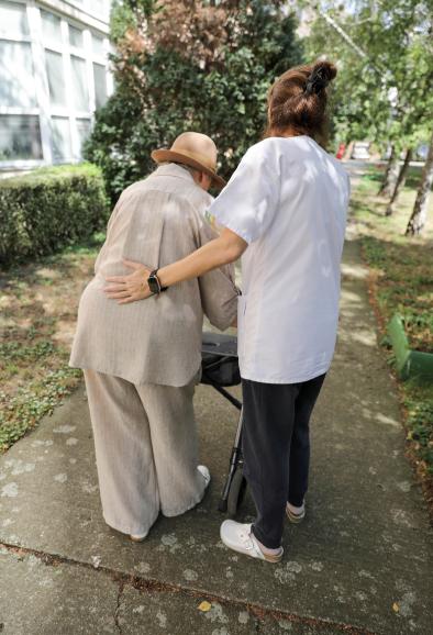 儿女轮流尽孝按月接老人居住，分摊责任还互不亏欠，老人却始终高兴不起来？看似完美的