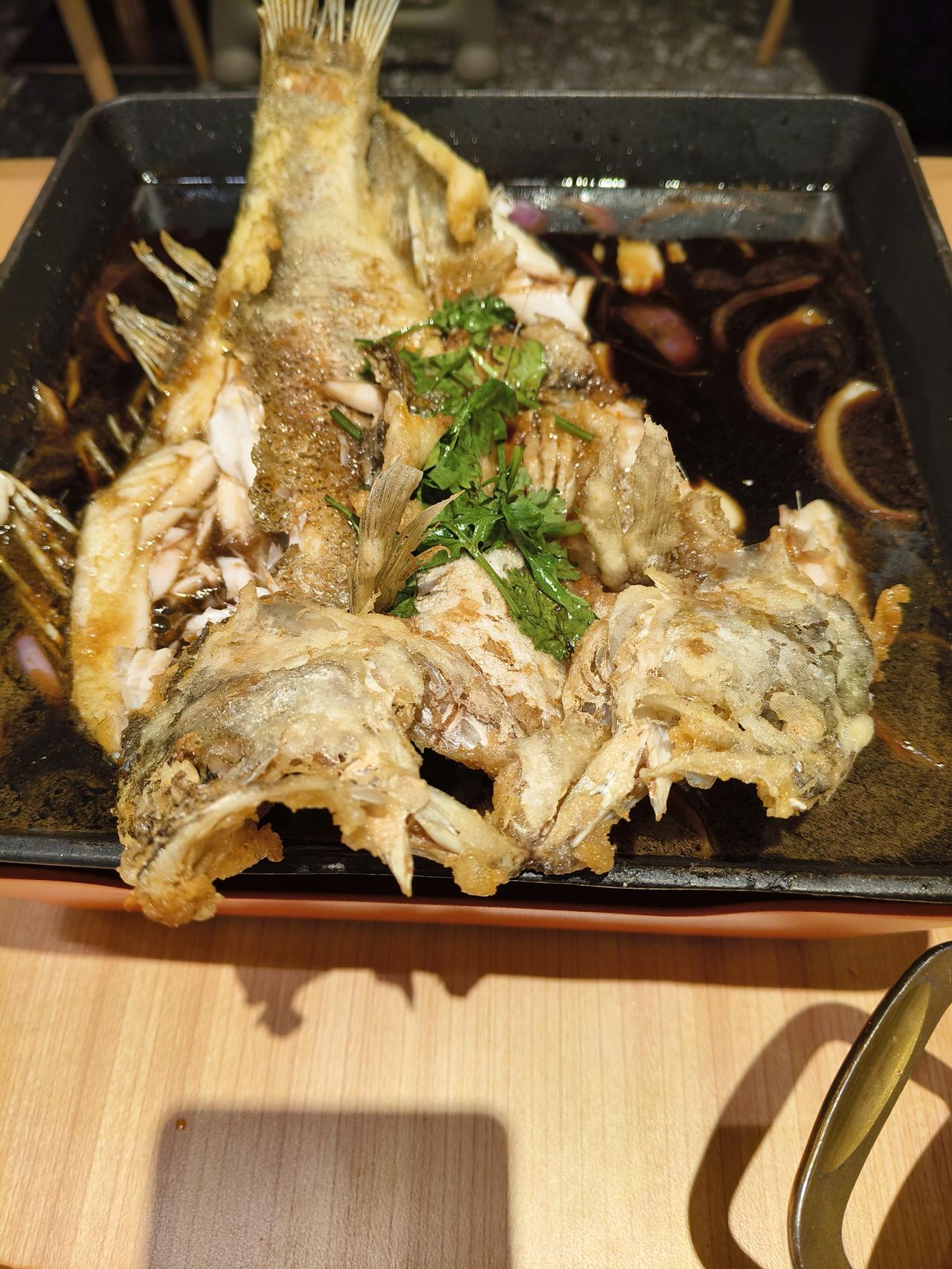 都说山西菜上不了台面，但今天吃的山西醋鲈鱼味道很不错，外酥里嫩，酸甜可口。