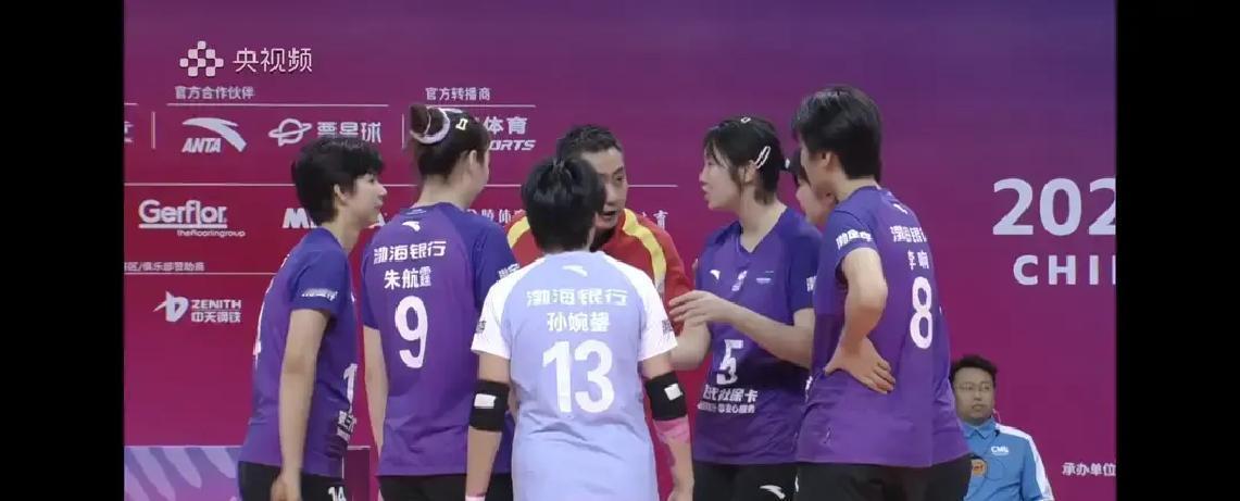 12月24日天津女排轮休主力，硬是让一群00后上去“裸考”。结果2-3惜败江苏，