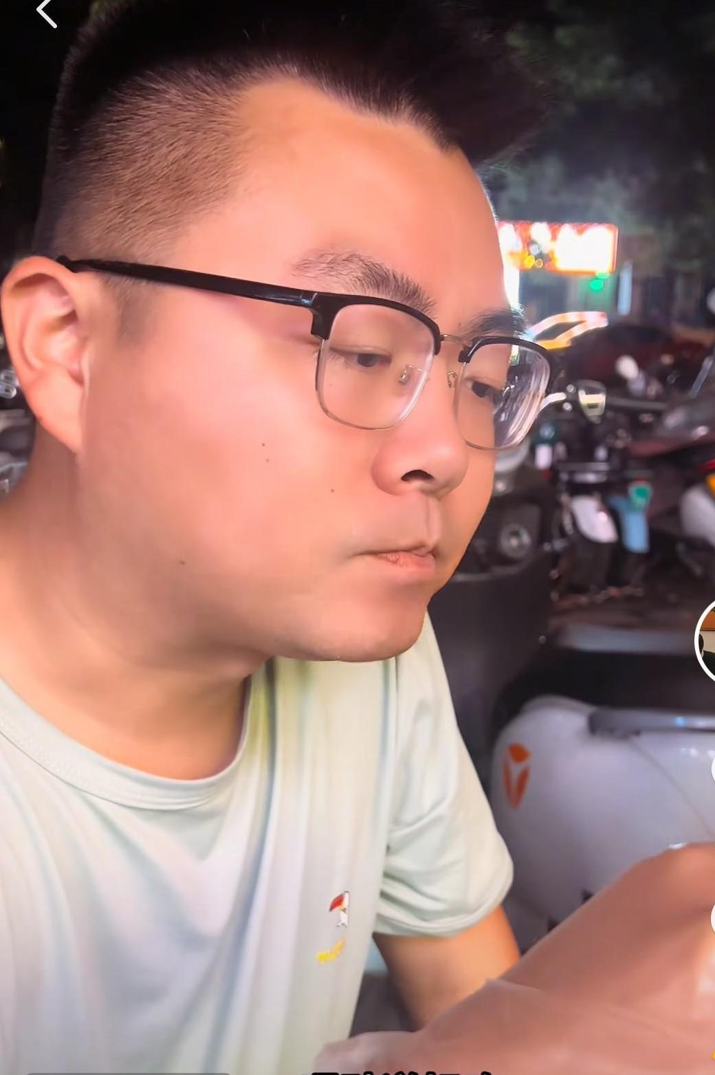 郭威的健康是遗传基因决定的，长相也像姚兵，性格也像，两父子都是在老婆后面，屁颠屁