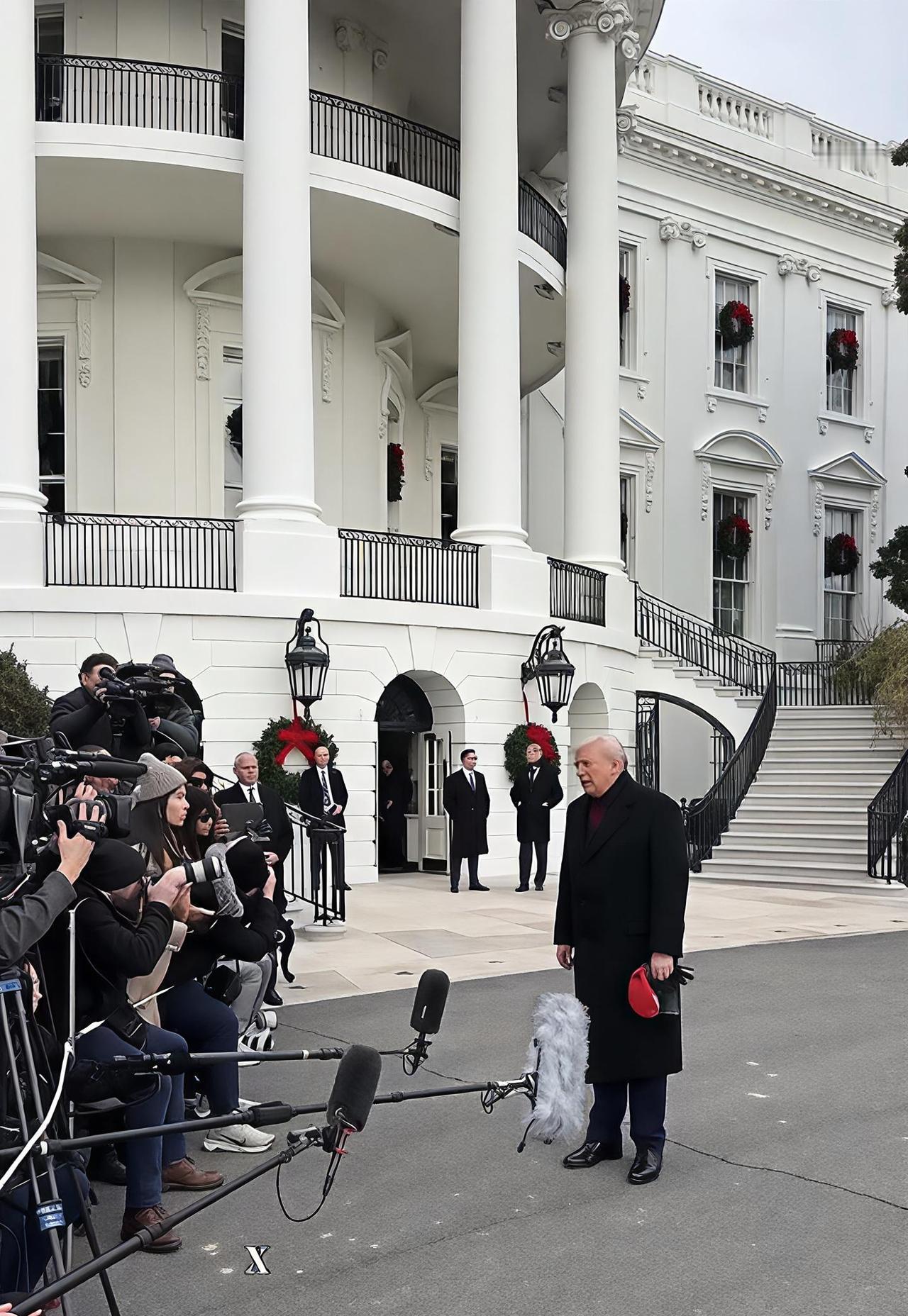 他捏着帽子，突然停下，指着脚下：“就这条缝，不可能上电视的。”白宫那条著名的