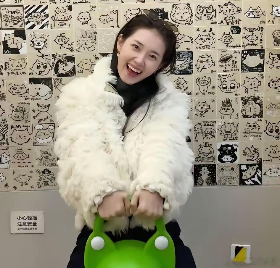 她换掉所有“大叔”搭档，短剧播放量反而破了10亿。郭宇欣的选角逻辑，变了。从刘萧