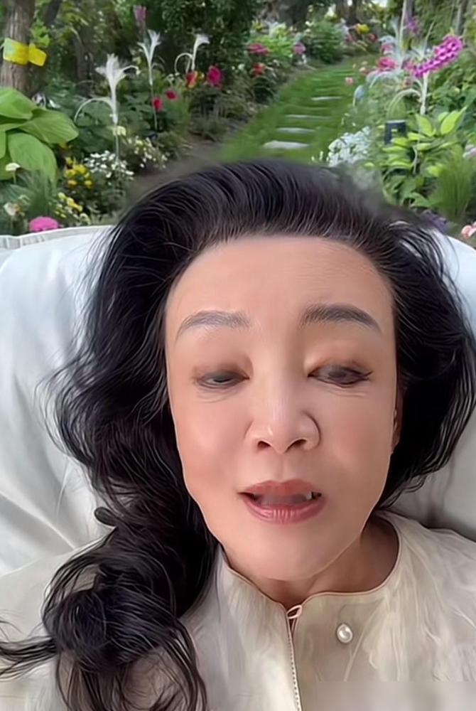 你以为68岁的张兰抱着孙子，是在享受天伦之乐？我告诉你，那只是她战斗间隙，拧
