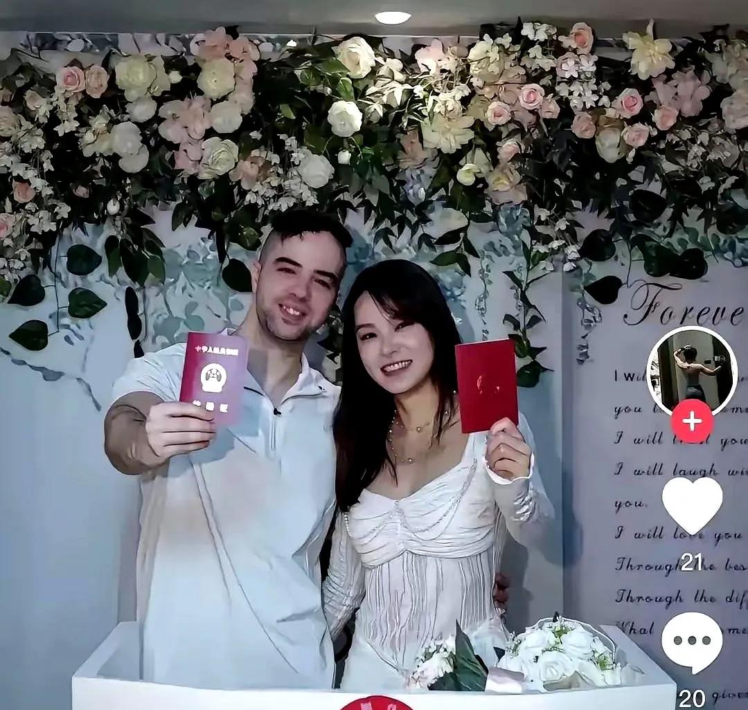 想破了脑袋都没有想清楚，难道我们的女孩就这么的随意吗？看到一位重庆女孩自己发