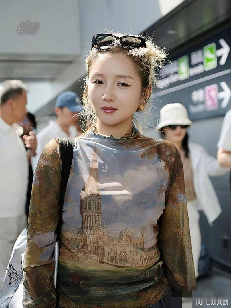 何洁现身成都，一身搭配尽显潮流时尚感，整个人看着十分显年轻，气质出众。​​​