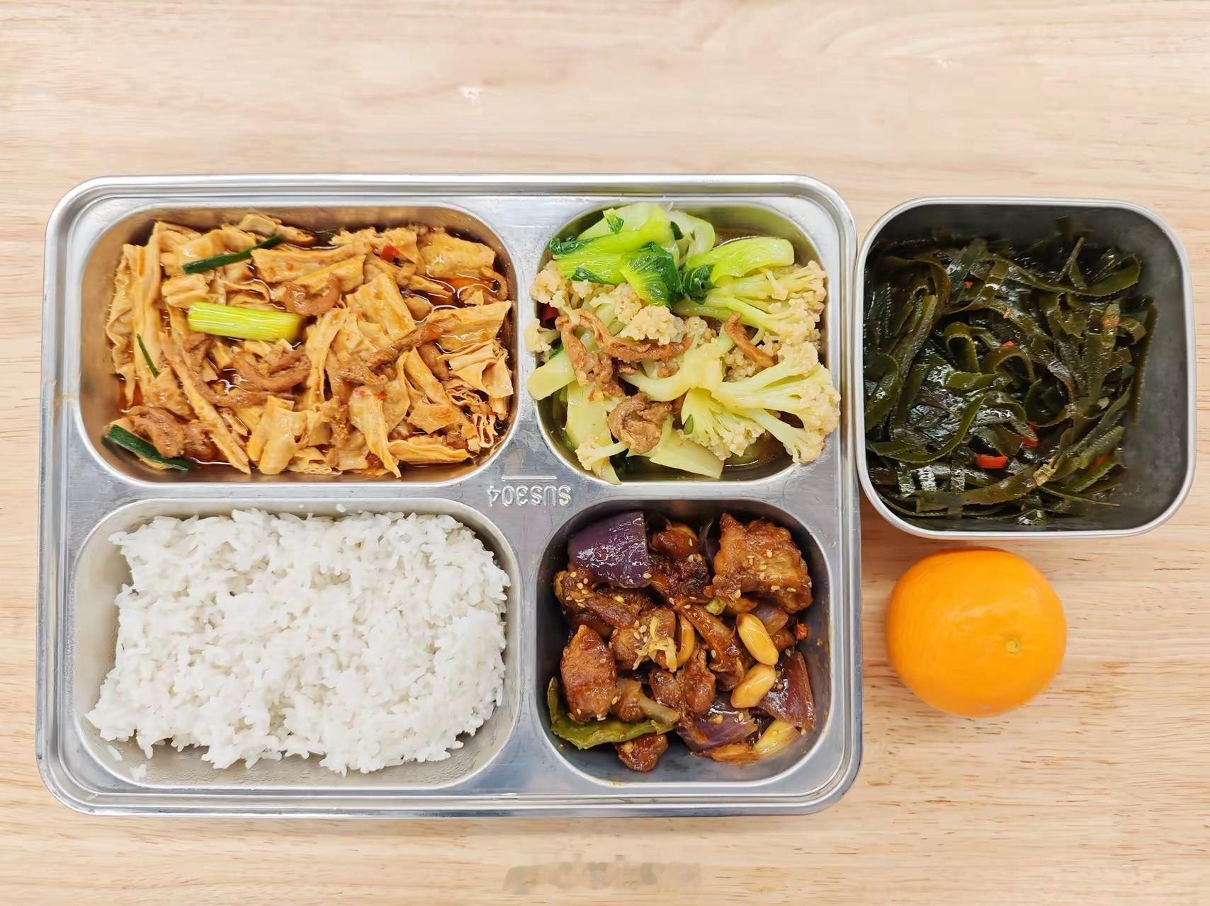 深圳初中饭堂，21块钱一餐，怎么样？都是现炒的。深圳