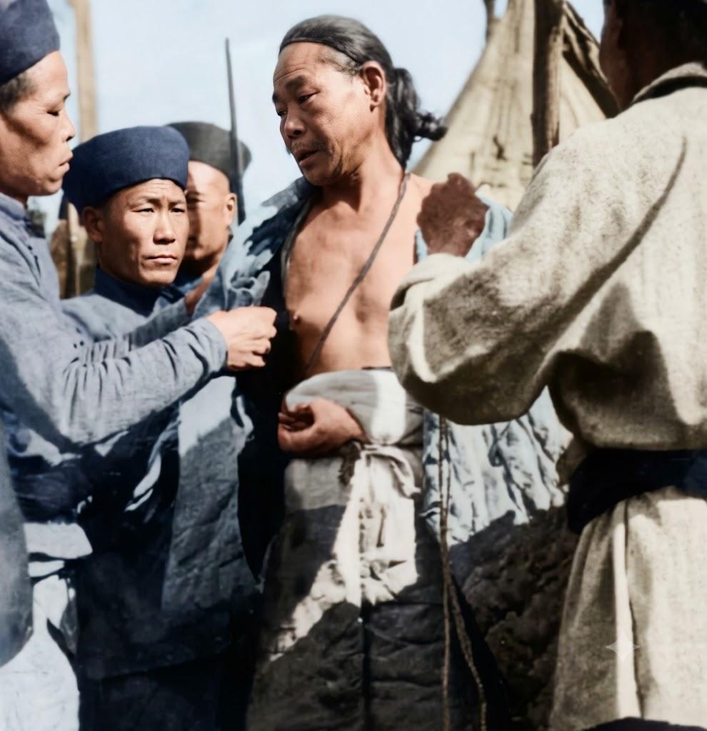 这张照片是清末“王维勤凌迟案”的现场，中央赤裸上身、神情痛苦的男子即为王维勤。此