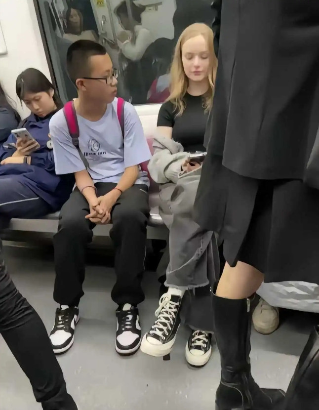 他不尴尬尴尬的就是别人