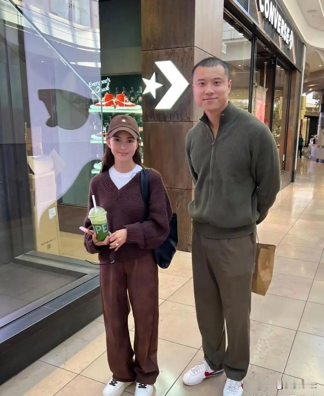 昆凌在墨尔本‌‌逛街被偶遇‎，穿着打扮特别时髦，身材也保持得‏很苗⁠条。不过⁠‌