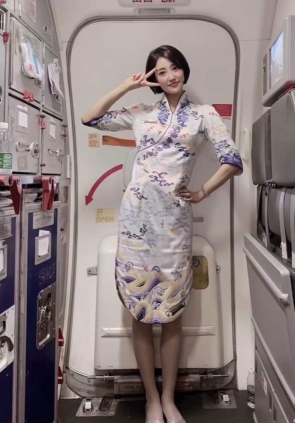 我朋友是一名空姐，她跟我说她月收入大概这样：飞行补贴：6329元浮动奖金：541