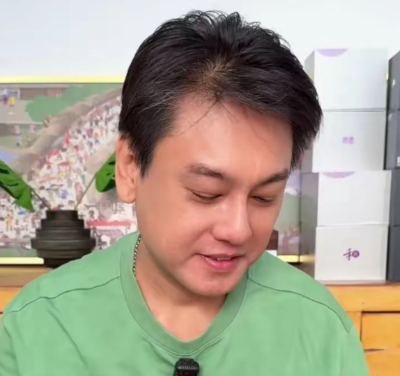 言承旭的后续效应来了！今晚朱孝天直播，一开播就是满屏的问号啊，有网友直接问：既
