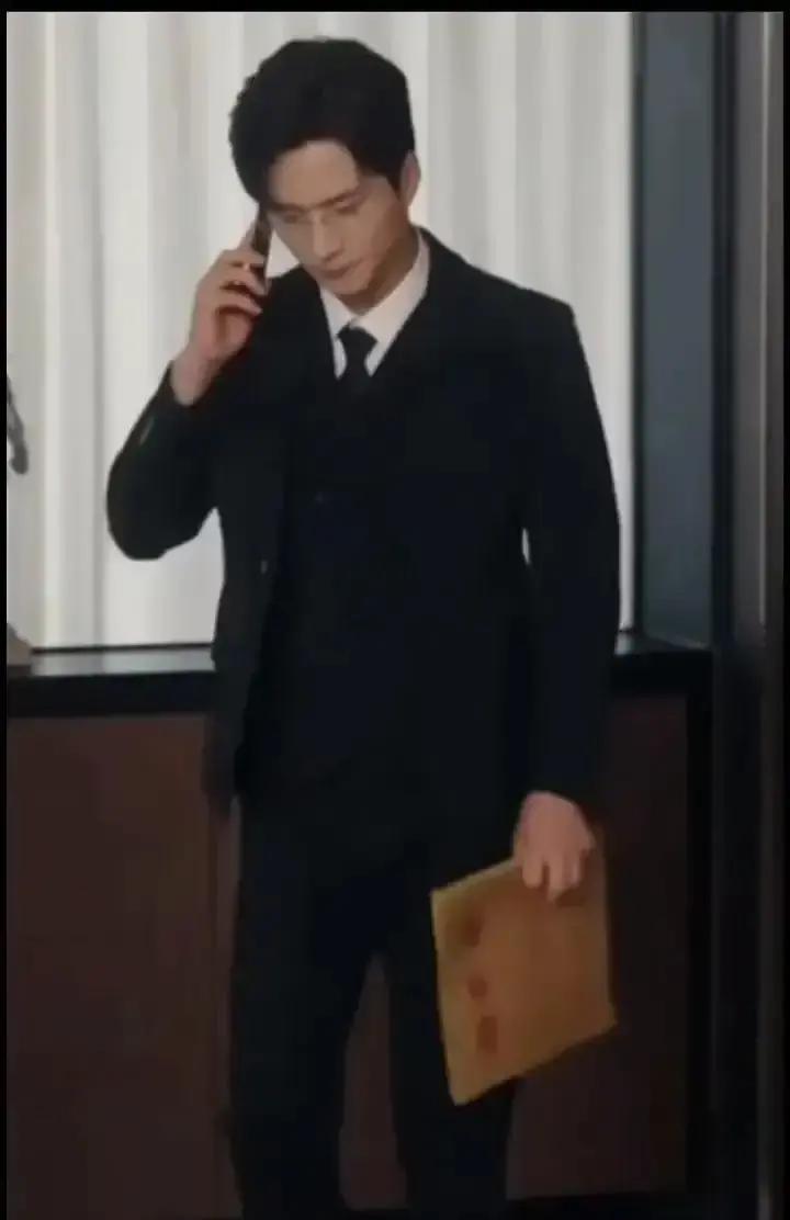 他可能是最“不敬业”的演员，也是最清醒的演员。刚演完霸总爆红，他没接下一部戏。