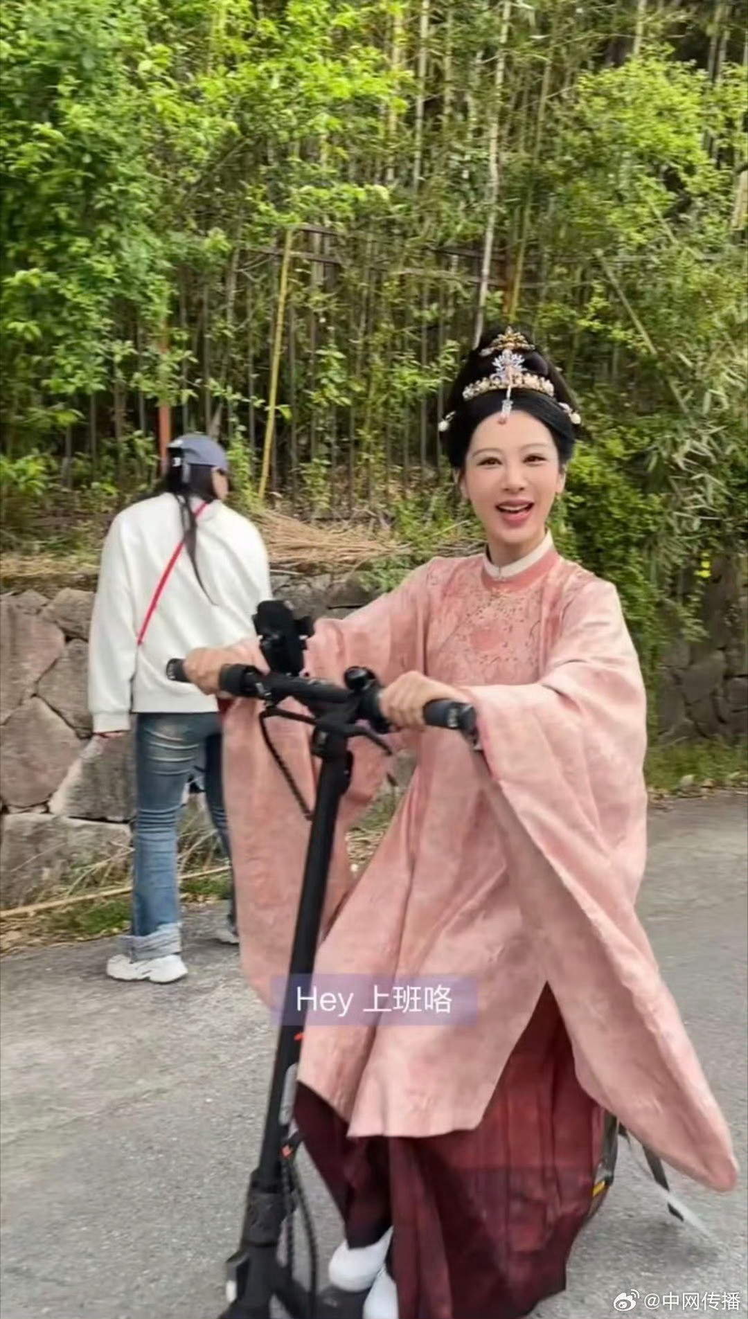 杨紫一条视频涨粉59万刷到杨紫那条视频才明白为啥涨粉59万，自然不端架子，路人疯