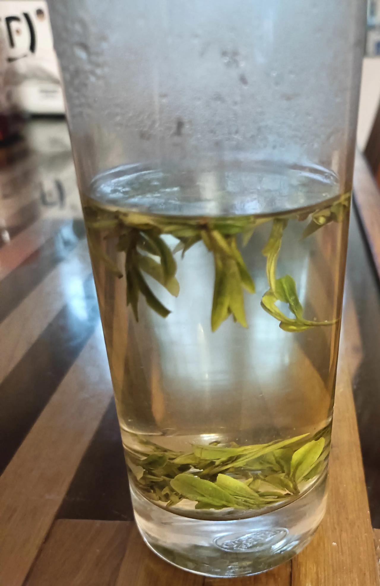 我问妻子，四万块钱一斤的龙井茶要不要喝？妻子很吃惊，哪里来得？哈哈哈，头采的
