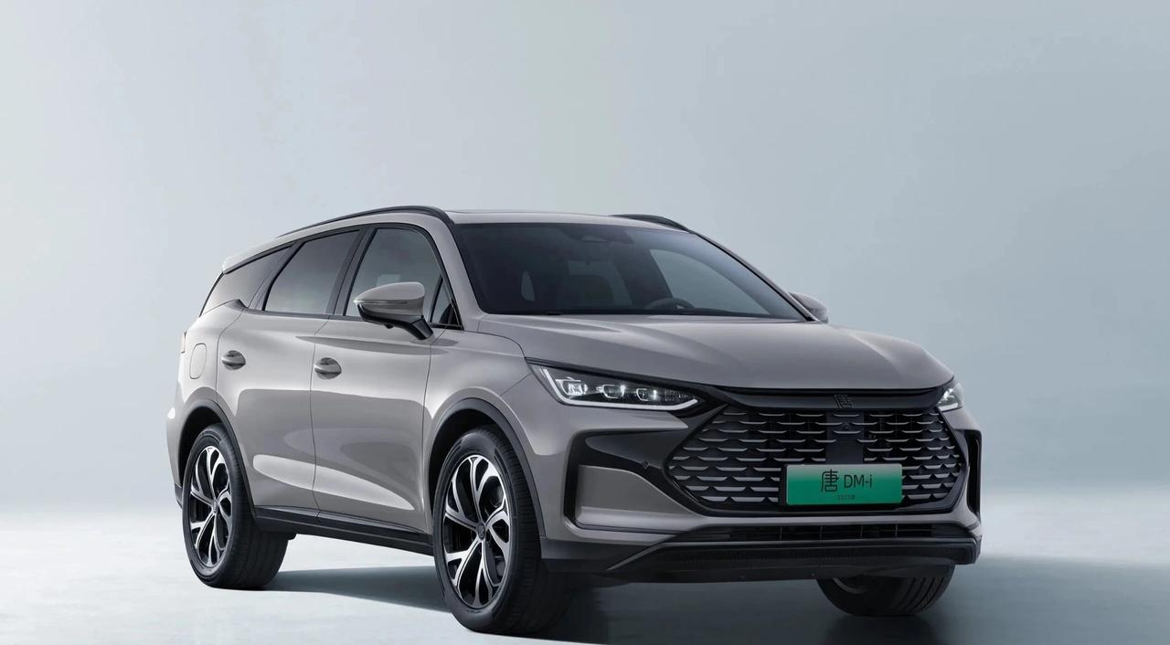 从神坛跌落！唐为何一夜之间卖不动了？比亚迪唐销量下滑，核心是产品老化、内部分流、