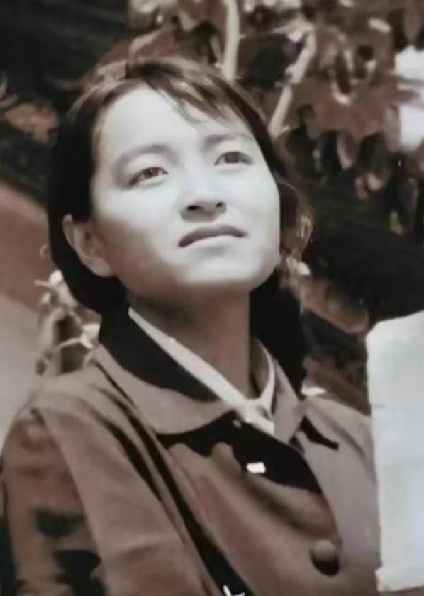 1995年12月，洛阳一间不足十平米的审讯室里，34岁的褚映群把床单撕成布条，搓