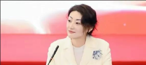 宗馥莉以为是顺风顺水独女的人生赢家剧本，原来是孤身一人披荆斩棘的剧本。14岁被