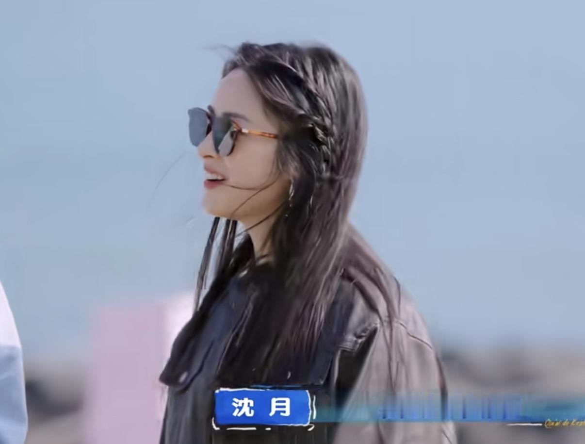 沈月说，她垫了内增高，徐志胜没搭理她。沈月：“但是垫了内增高。”徐志胜沉默了，