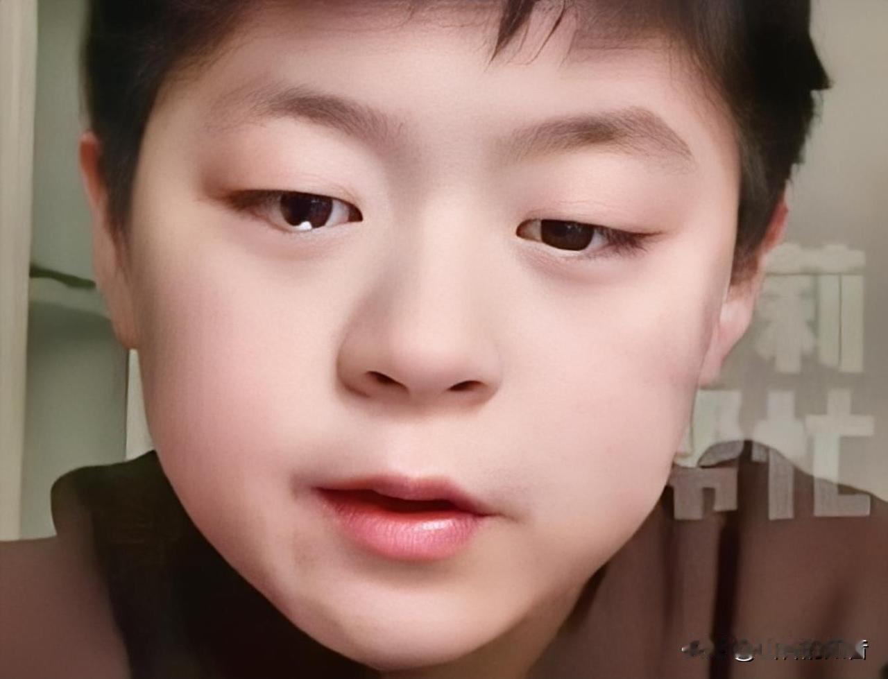 河南，男孩从小父母离婚，离婚时他归父亲抚养，不久前男孩的父亲病逝，男孩鼓起勇气给