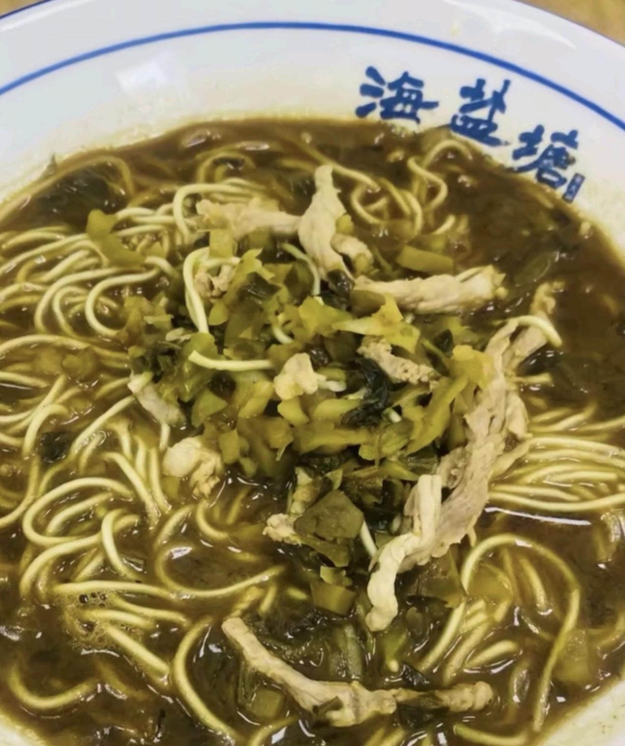 一碗咸菜肉丝面卖13块钱，贵不贵？嘉兴市区这半年来开出了好几家面馆，主打产品是咸