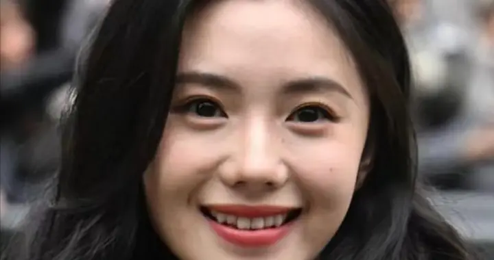 看了央视镜头才发现, 刘浩存面相彻底变了, 终究走上景甜的老路