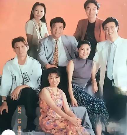 九十年代的老照片让人回味无穷，那时候的汪文华长相比倪萍漂亮大气，是那么有魅力，不