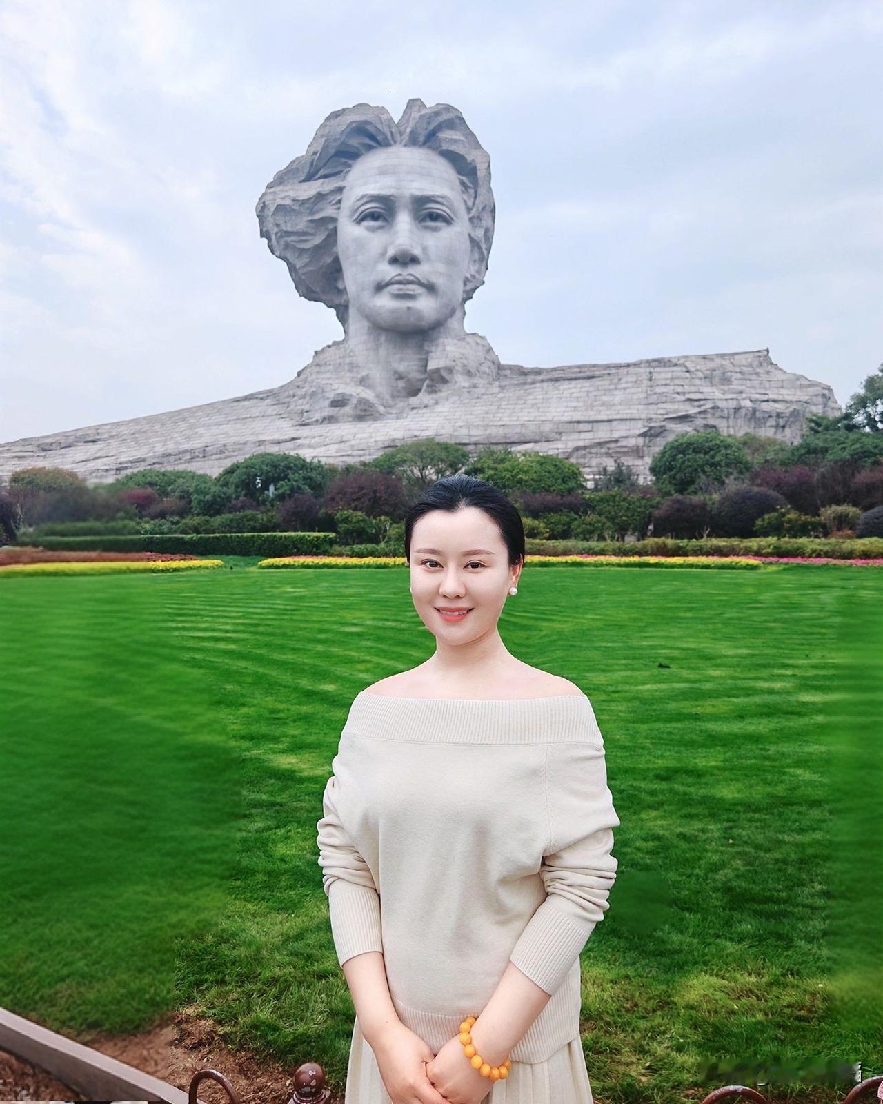 心态好的人，尤其是女人，在40岁左右的年龄，非常大方得体，越看越有女人味道。不是