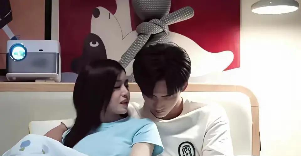 喊停权之前，女演员的手被按在床垫上发颤。现场气氛就是唯一准则，导演喊卡全凭感觉