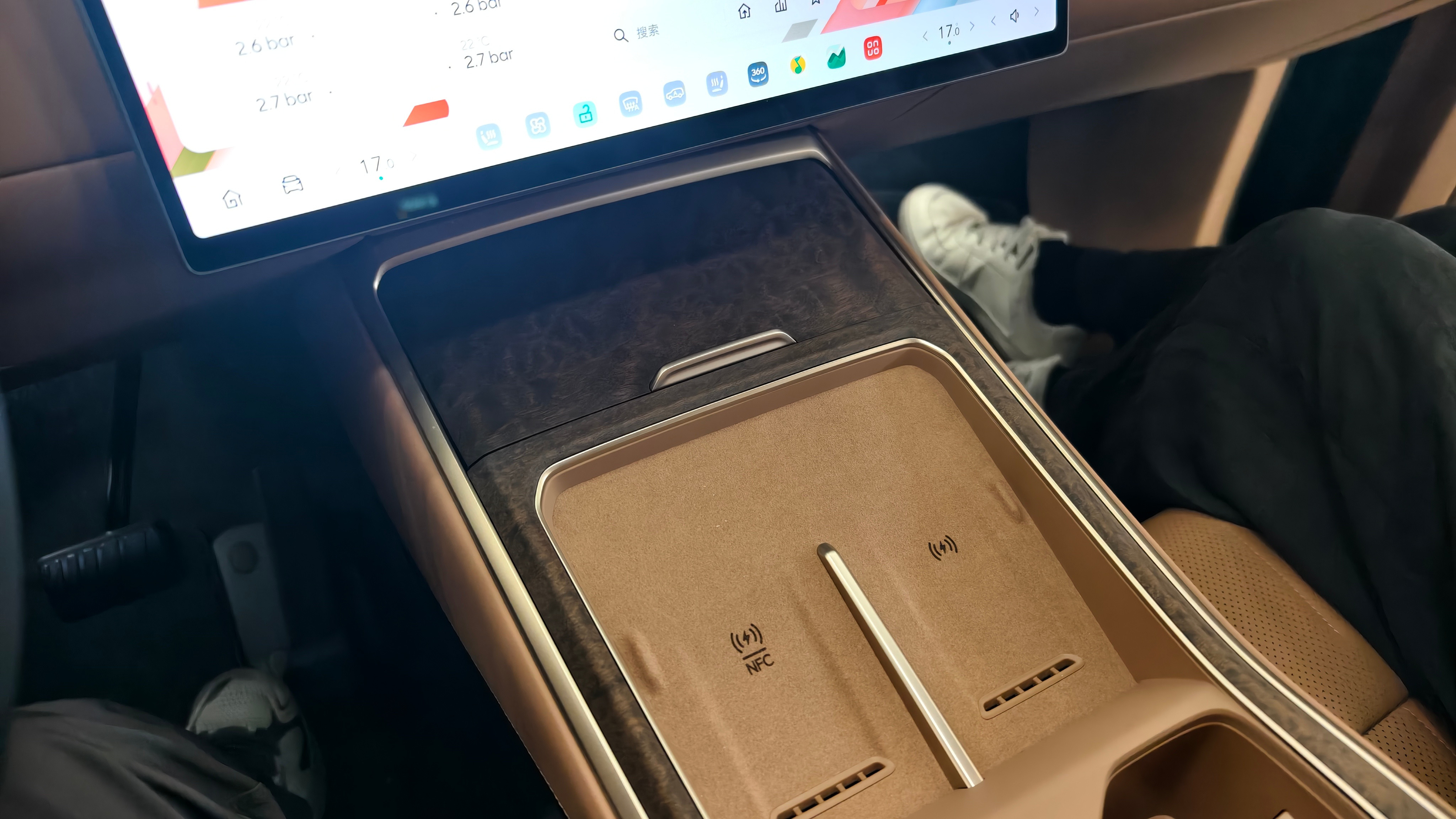 路过乐道看了一下L80，几点个人感受：-新车还是有些味道，建议多通风-物