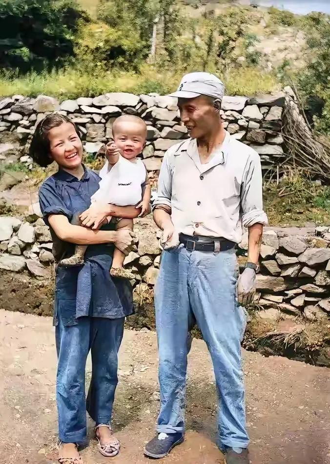 这是1942年冀中根据地军区司令员吕正操全家福。从照片中可以看出，他们的衣着非常