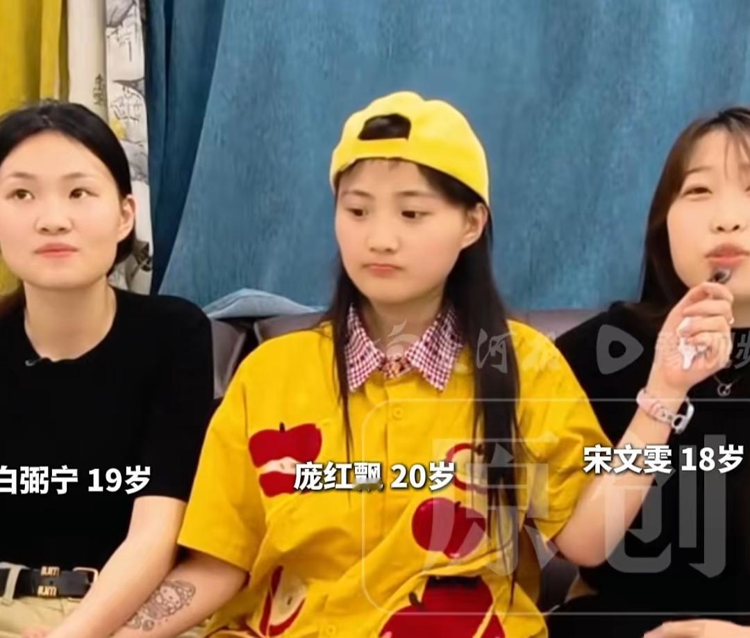 河南濮阳的暴雨过后，浑浊的积水里藏着致命的危险。19岁女孩骑电动车不慎坠入窨井，