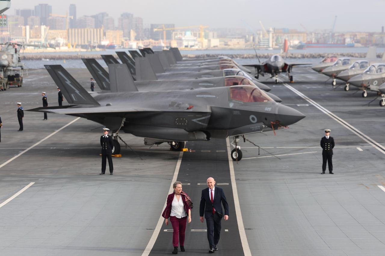 特朗普称英国航母为玩具。美国总统特朗普周五在白宫内阁会议上公开贬低英国航母的作