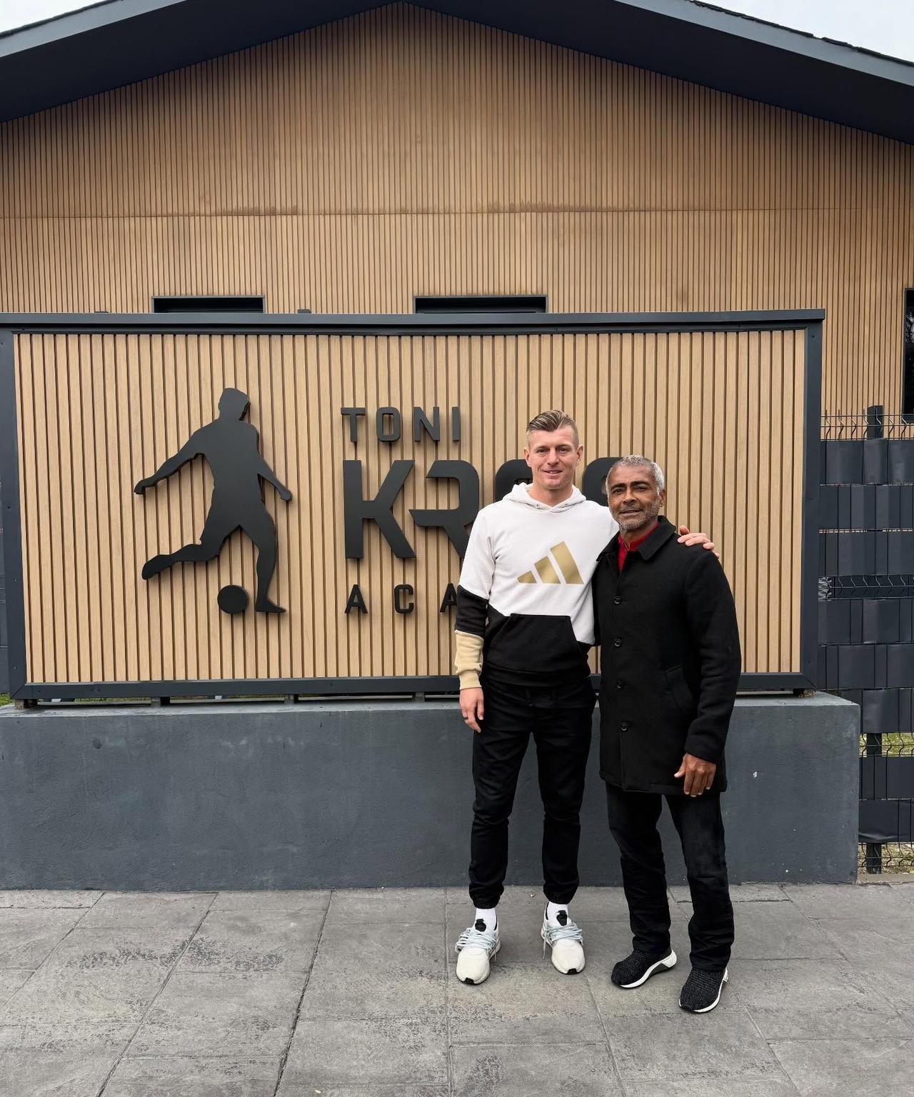 巴西西足球传奇“独狼”罗马里奥，拜访了皇马“典礼三中场”之一的托尼克罗斯在马德里