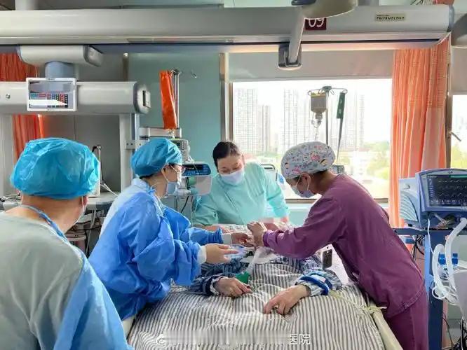 55岁丈夫心梗躺ICU，我在病房外撞见他的情人：这场婚姻里，我早该止损了攥