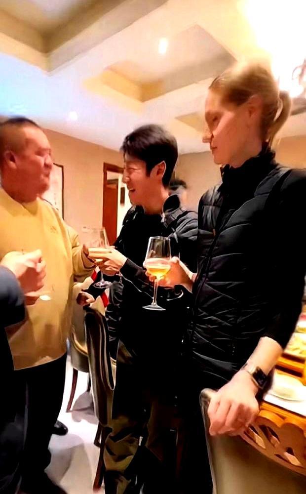 春晚庆功宴人声鼎沸，唯独少了个撒贝宁。他没去庆功宴，连夜飞回了武汉。第二天