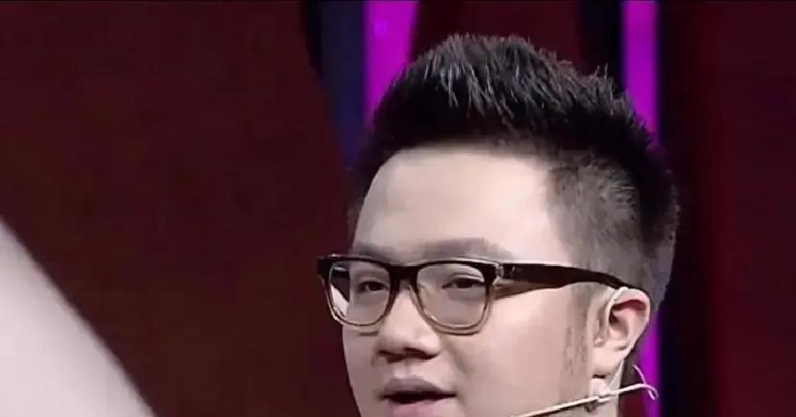 巴图35岁，仍等不到爸爸电话直播间里，英达刚露脸，弹幕刷成“英达别躲”。几