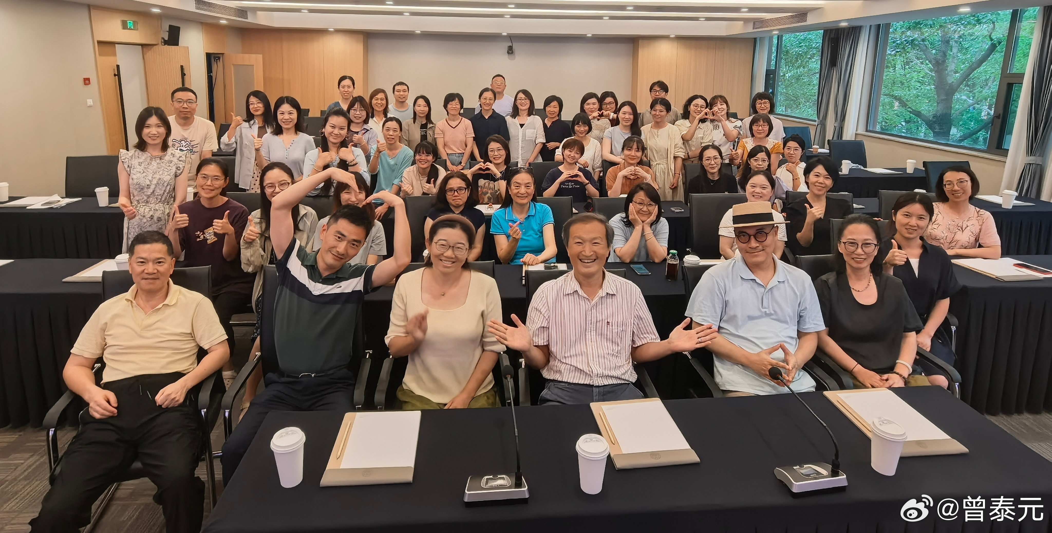 今天下午，外语学院召开了本学期的期末教职工大会。这一次出席的特别踊跃，粗估上看九
