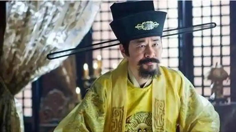 有个名字，洛阳人不太敢大声说。梁冀。不是怕被抓，是怕旁边站着他的眼线。