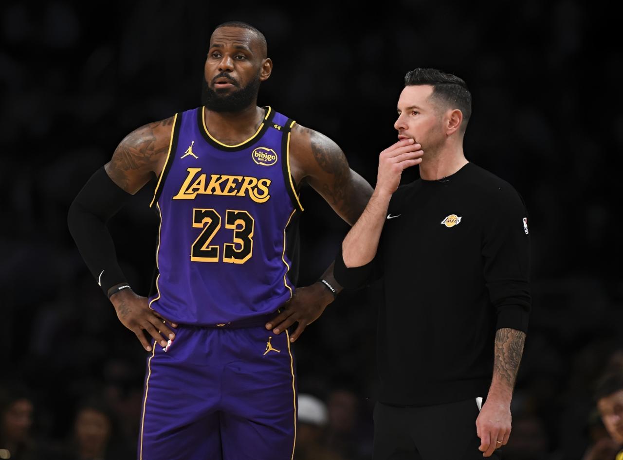 球队进攻混乱，是主教练的问题还是球队三当家的问题？湖人主教练雷迪克昨日公开表