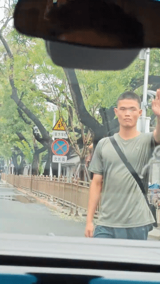 军人过马路，真是满满的仪式感！一队正在晨跑煅练的士兵经过十字路口的时候。其中