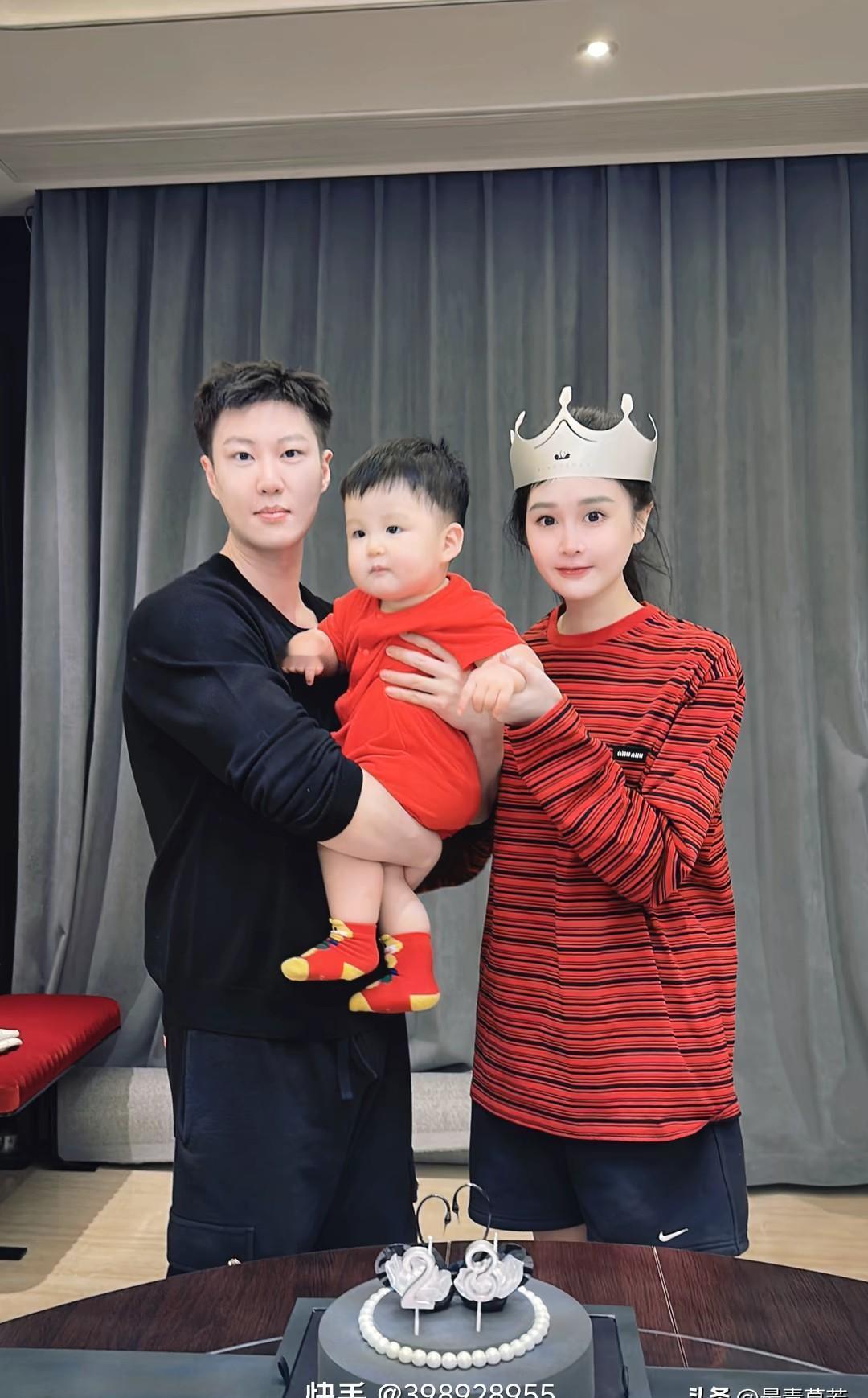 天佑刚结婚，就溜进前女友直播间玩“猜我是谁”。球球没拆穿，但嘴上不饶人：“别惹