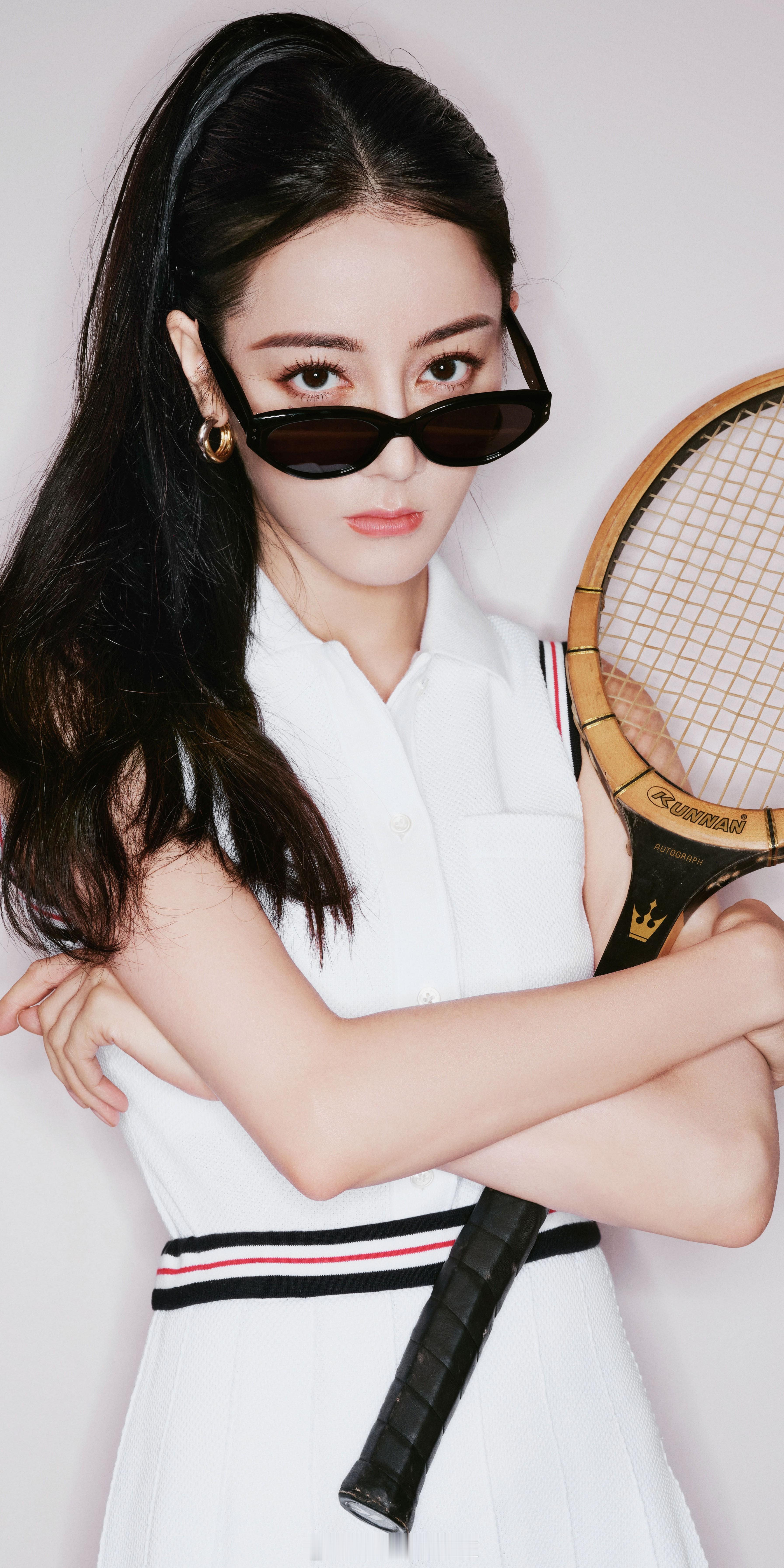 迪丽热巴纯白色运动套装穿搭造型