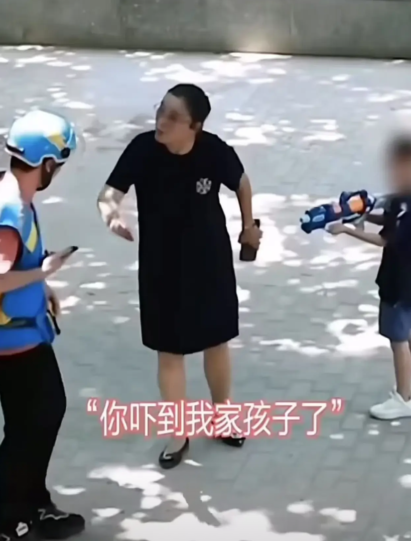 “熊孩子的背后果然有一个家长！”熊孩子拿水滋外卖小哥，小哥大喊：“谁家的孩子啊，