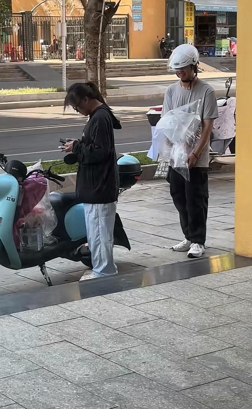 表白千万别送花，要送巧克力这些吃的，即使对方不答应，自己吃了也不浪费。
