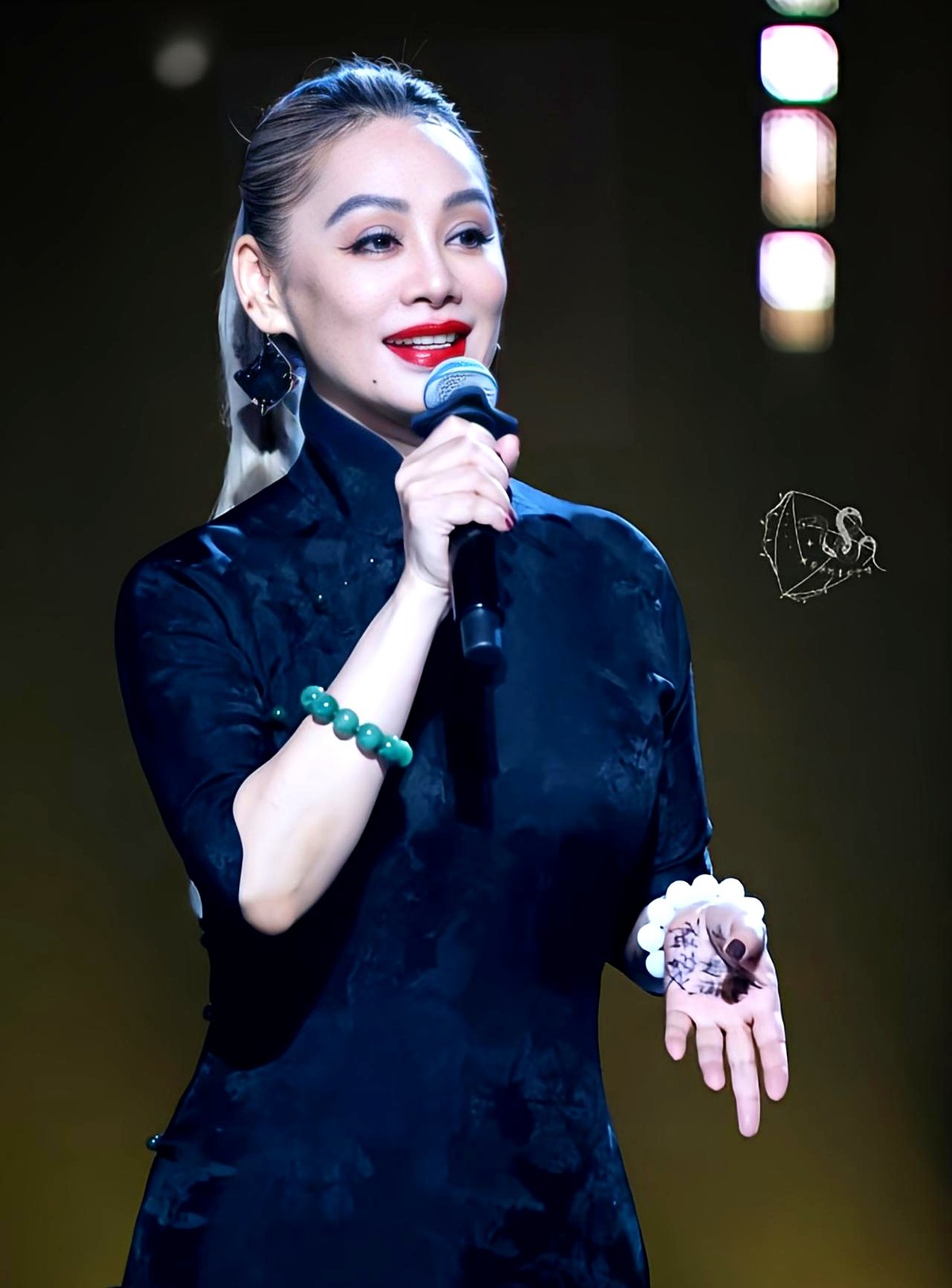 宁静缺席《花少2026》，原因藏在五年前那23天里。她直播时提过一句，正片剪出来的，可能不到二十分之