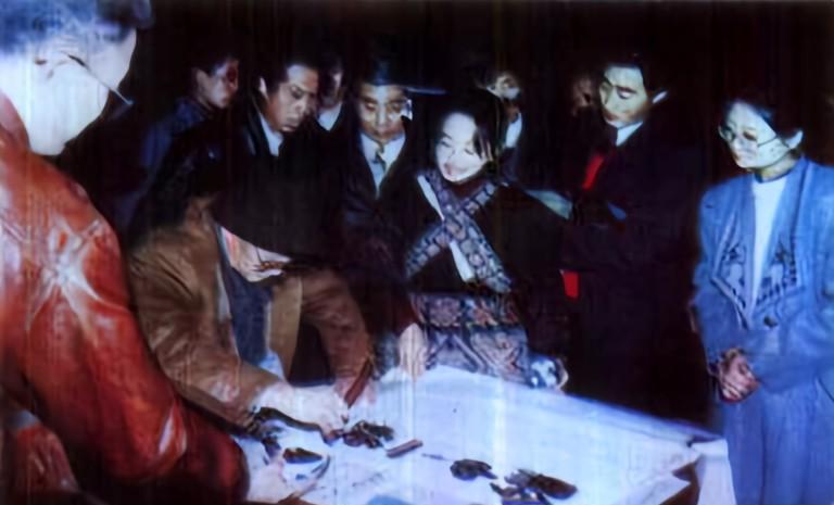1990年代初，时任国务委员谷牧在视察贵阳花溪天河潭风景区，游览完水洞（崆灵洞）