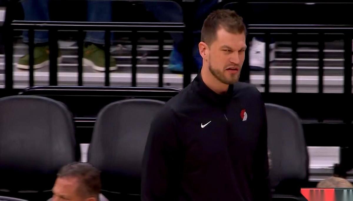 刚换上去，屁股还没坐热呢，一个掩护犯规。镜头“唰”一下切给教练，那张脸，比场边