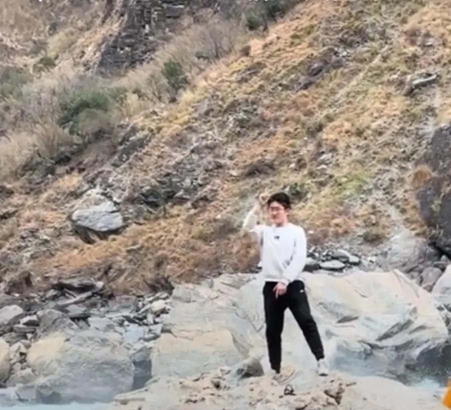 真的是太心痛了，29岁山东美术老师在虎跳峡落水溺亡，至今已经过去一个月之久还未被